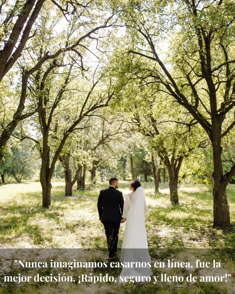 Pareja de recién casados caminando de la mano por un bosque soleado tras celebrar su matrimonio en línea, reflejando una decisión amorosa, segura y rápida.