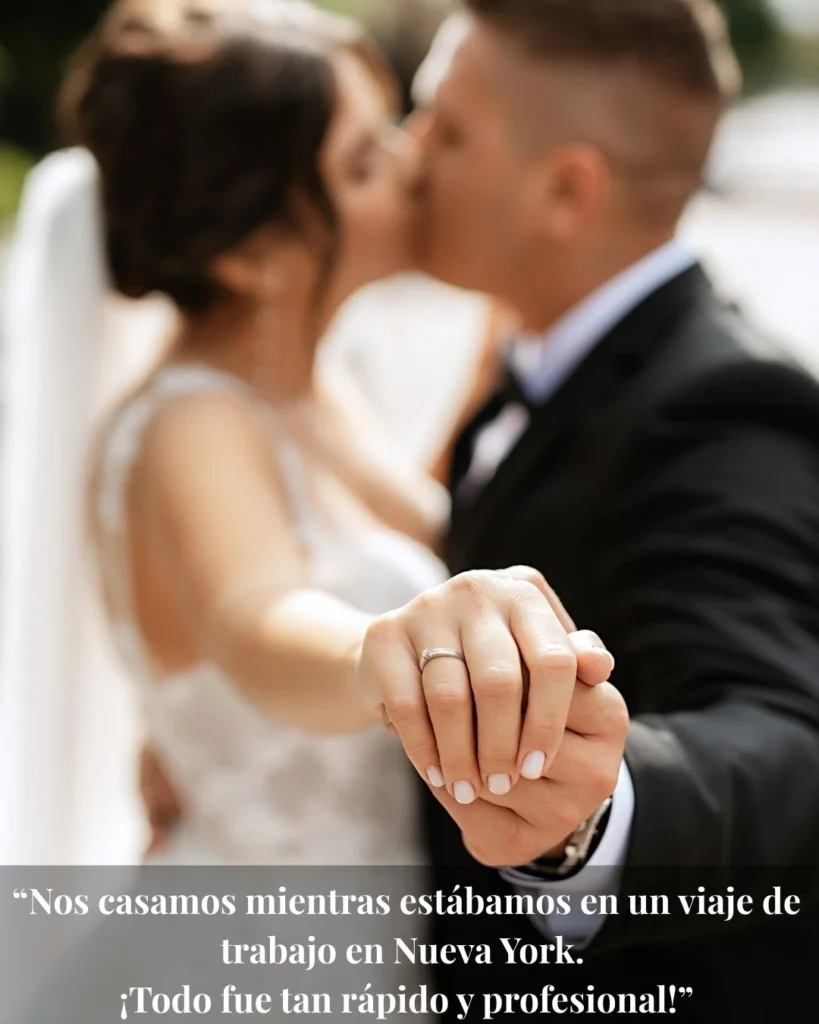 Pareja de recién casados besándose mientras muestran el anillo de compromiso, celebrando su matrimonio en línea durante un viaje de trabajo en Nueva York.