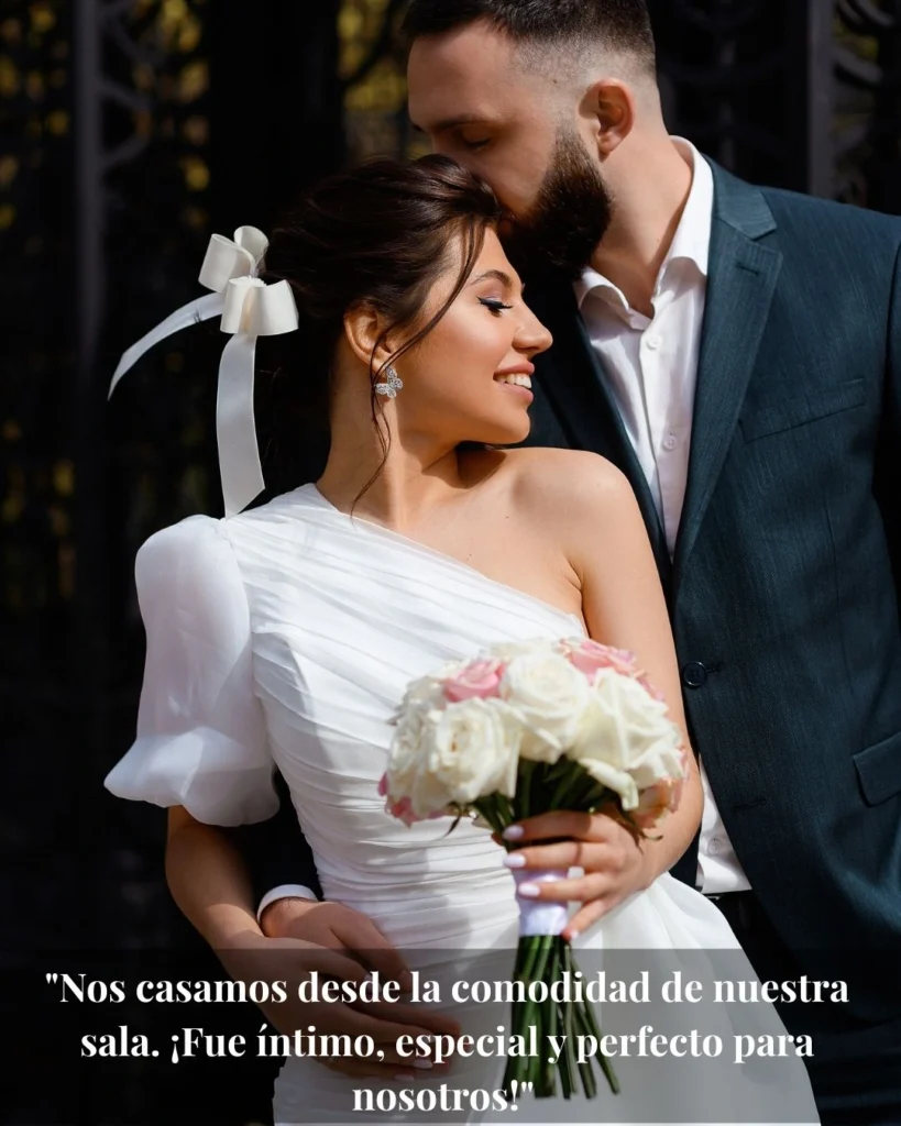 Novios abrazados sonriendo con ternura mientras sostienen el ramo de flores, celebrando su matrimonio en línea desde casa en una ceremonia íntima y especial.