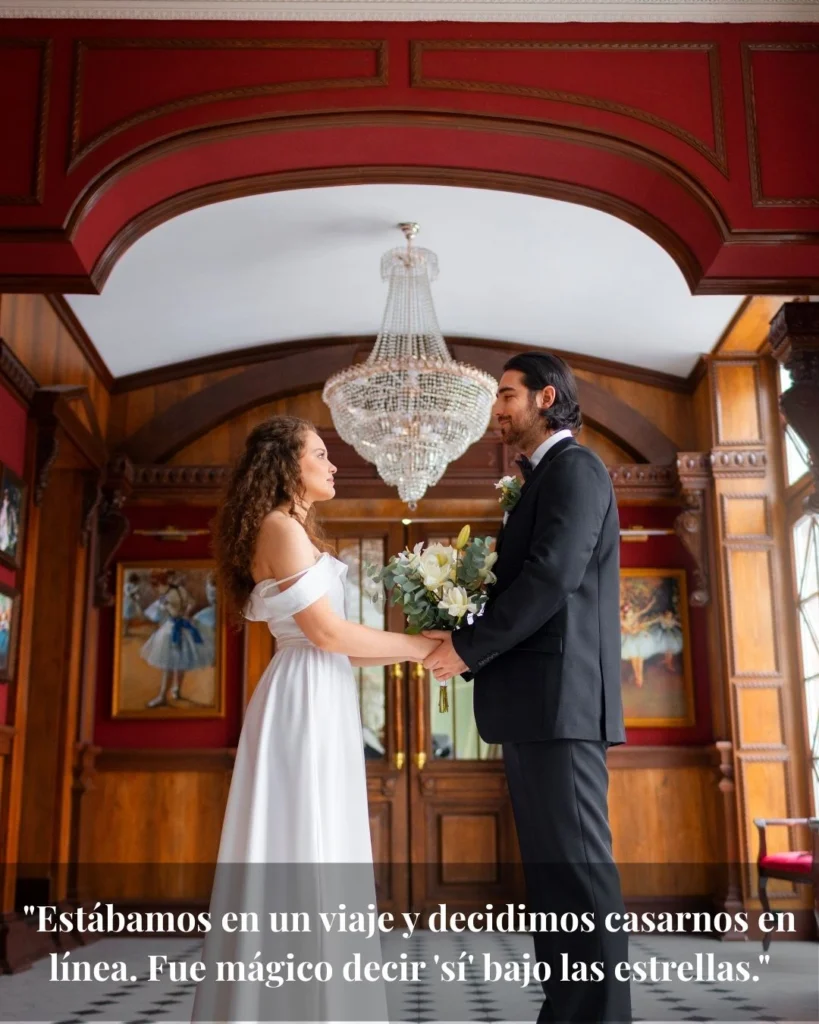 Pareja de novios tomados de las manos en un elegante salón, celebrando su matrimonio en línea durante un viaje, recordando el momento mágico de decir 'sí' bajo las estrellas.
