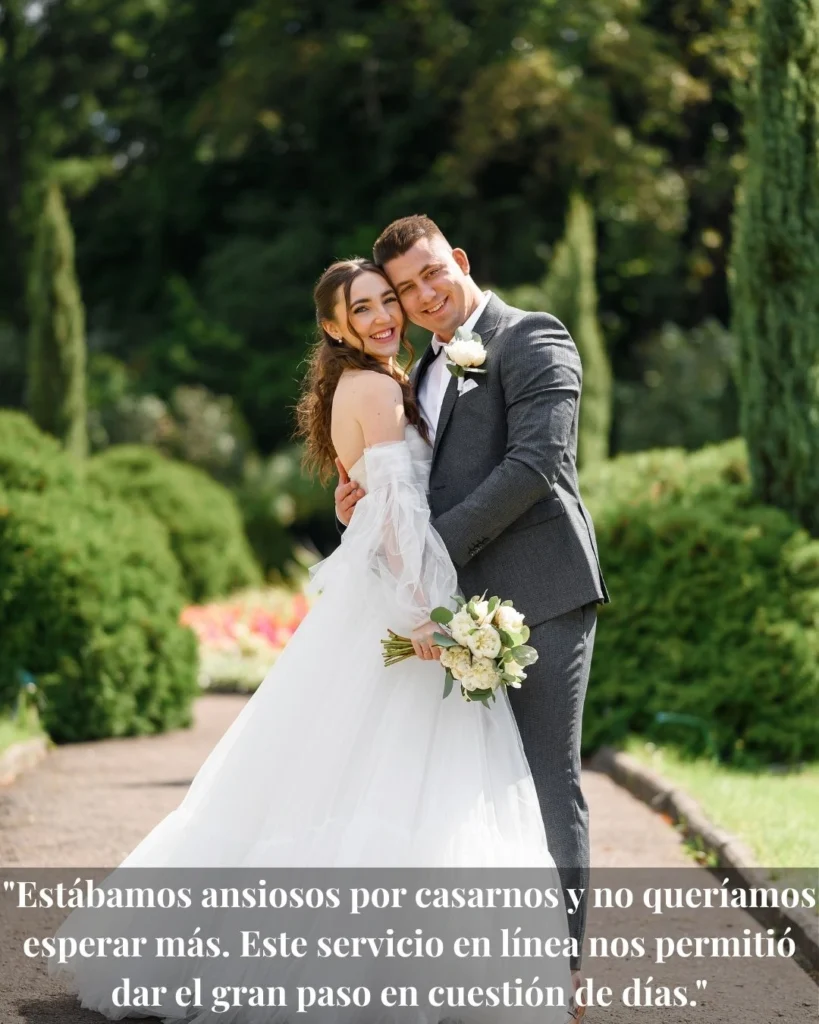 Novios abrazándose y sonriendo al aire libre tras celebrar su matrimonio en línea, representando una boda moderna y feliz.