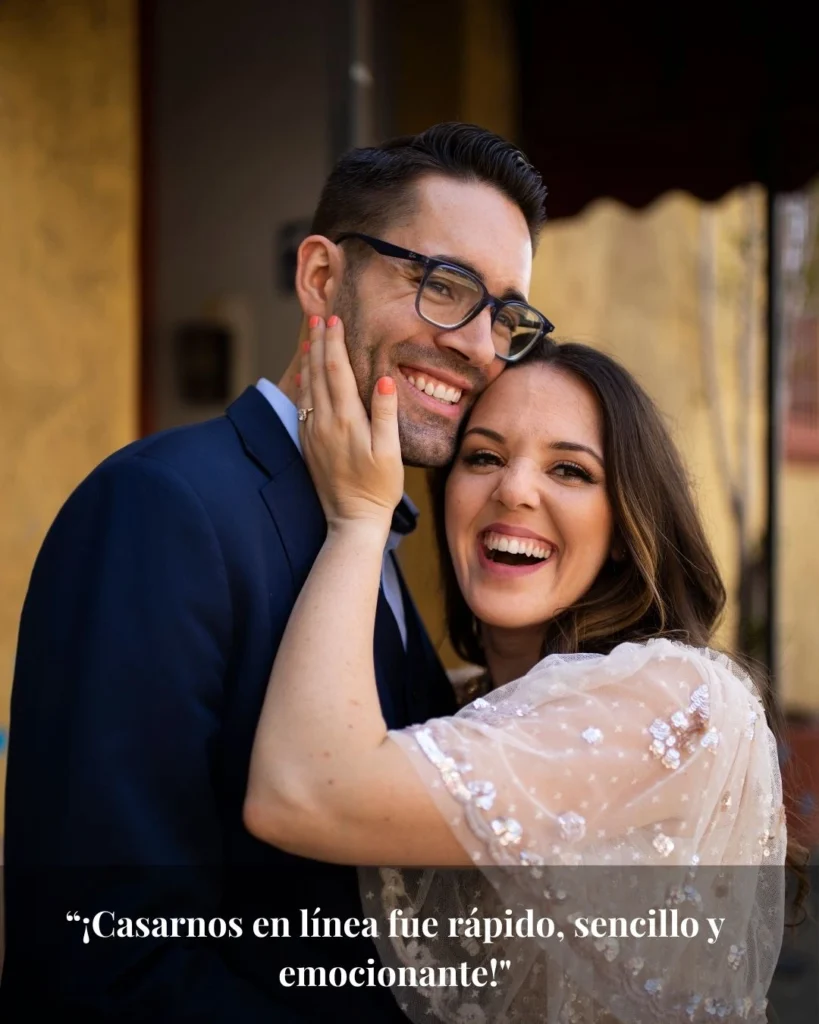 Novios abrazándose y sonriendo al aire libre tras celebrar su matrimonio en línea, representando una boda moderna y feliz.