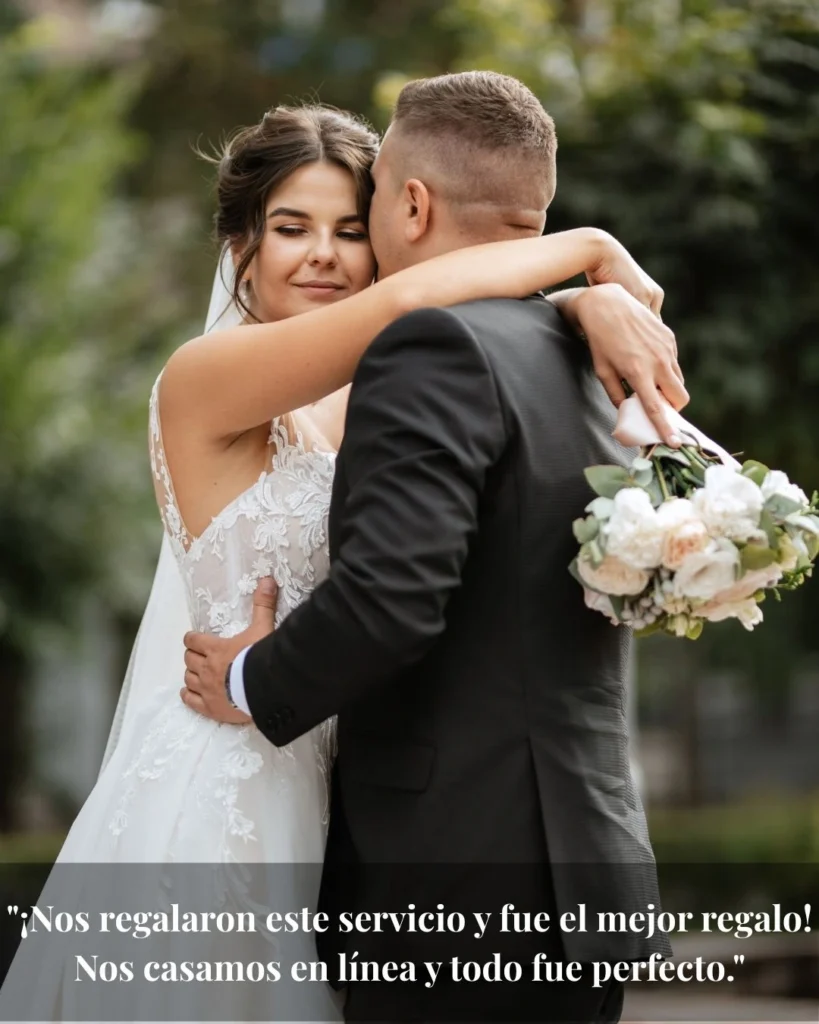 Novios abrazados con ternura después de casarse en línea, sosteniendo el ramo de flores y celebrando el regalo perfecto que hizo posible su boda ideal.